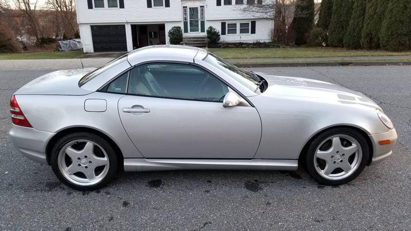 Illustration for article titled At $8,200, Could This 2001 Mercedes SLK320 be a Hardtop Convertible That’s Hard to Beat?